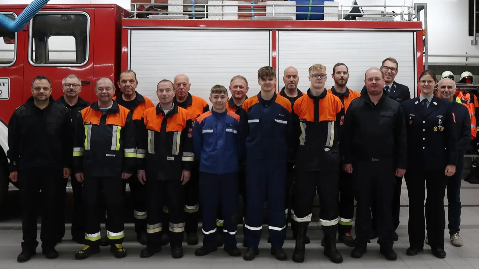 Die erfolgreichen Teilnehmer an der Leistungsprüfung mit den Gratulanten (stehend, von links): KBI Michael Iberer, KBM Thomas Wiesent, Karl Luber, Georg Rabenstein, Werner Luber, Josef Amann, Felix Kohl, Hubert Kohl, Elias Wiesneth, Bernd Lehner, Julian Pröm, Julian Klier, KBM Andreas Luber, stellvertretender Kommandant Johannes Amann, Ausbilderin Christina Rabenstein und Zweiter Bürgermeister Klaus Siegert. (Bild: Stephanie Wölfl)