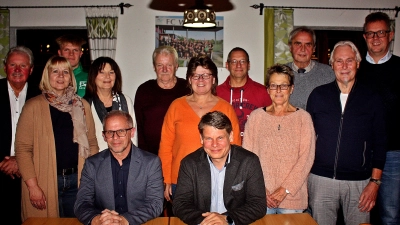 Beim Förderverein des FC Weiden-Ost gibt es eine neue Führungsspitze mit (sitzend, von links) David Eckert und Benjamin Zeitler. (Bild: R. Kreuzer)