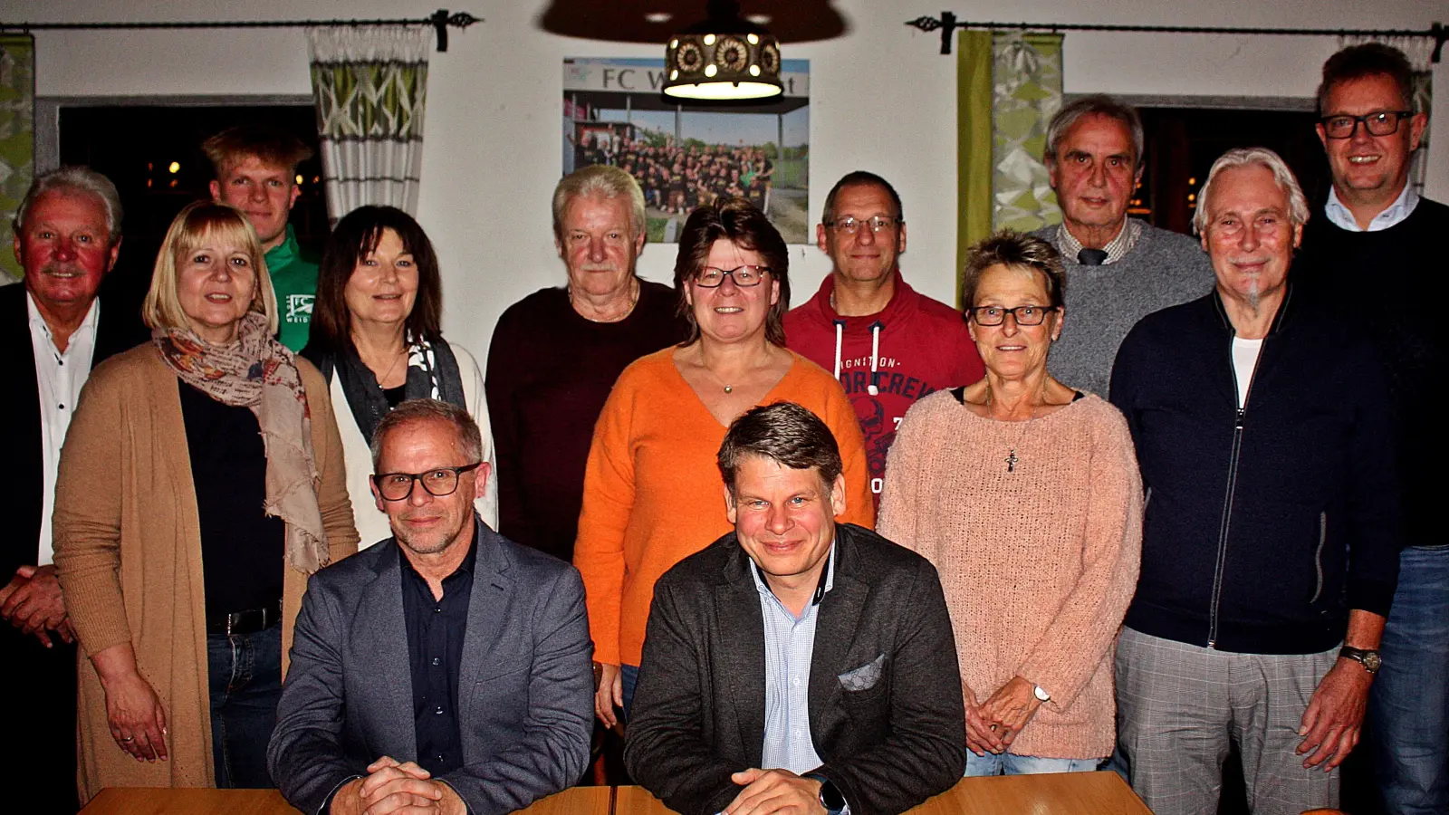 Beim Förderverein des FC Weiden-Ost gibt es eine neue Führungsspitze mit (sitzend, von links) David Eckert und Benjamin Zeitler. (Bild: R. Kreuzer)