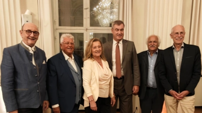 V.l.: Fritz Möstl MdL a.D., stellv. Vorsitzender PD Dr. med. Richard Megele, Bundesvorsitzender Armin Nentwig, Beirätin Ingrid Ranzinger, Ralf Hüttl, Kassenrevisor zusammen mit Ministerpräsident Dr. Söder in der Münchner Residenz. (Bild: Armin Nentwig)