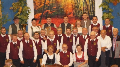 Die Sänger und Musikanten der Herbstsitzweil. Hinten links, die Familienmusik Birner, das Geschwisterduo Reis , die Gastgeber , der Männergesangverein Gemütlichkei Weihern, sowie vorne sitzend Suis Weiß , Chorleiter Christian Dorner und Stephanie Rosenberg . (Bild: Hans Schlosser)