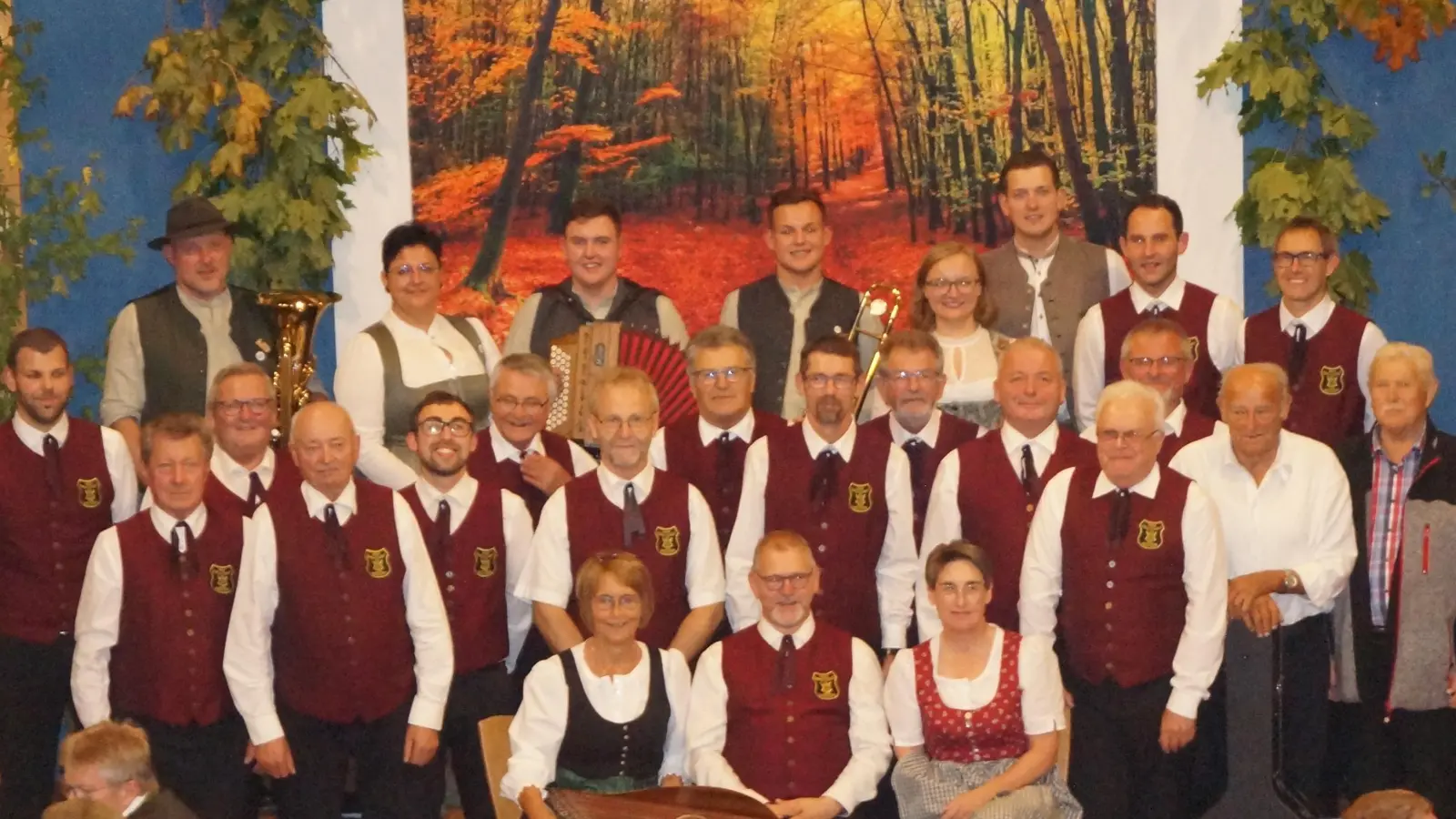 Die Sänger und Musikanten der Herbstsitzweil. Hinten links, die Familienmusik Birner, das Geschwisterduo Reis , die Gastgeber , der Männergesangverein Gemütlichkei Weihern, sowie vorne sitzend Suis Weiß , Chorleiter Christian Dorner und Stephanie Rosenberg . (Bild: Hans Schlosser)