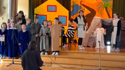 Die Wachen stehen am leeren Grab. (Bild: Julia Mark)