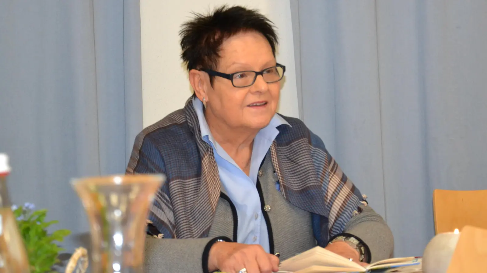 Die Referentin Lisa Stögbauer des KDFB Bistum Regensburg erfreute mit ihren verfassten Lesungen die Besucher bei der Versammlung im Pfarrheim.  (Bild: Peter Garreiss)