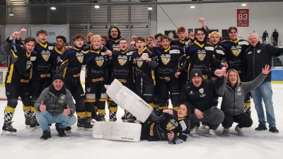 Das Amberger Eishockey-Team U17 jubelt über den dritten Platz bei der Landesliga-Meisterschaft. Im Endturnier wurde Philipp Zitzelsberger (liegend) zum besten Goalie gewählt. Rechts daneben: Trainer Bernhard Keil.  (Bild: Nico Mußemann )