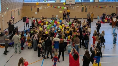 Verkleidete Kinder unter Luftballonregen auf dem Kinderfasching in der neuen Mehrfachturnhalle in Wernberg-Köblitz. Buntes treiben mit dem Alleinunterhalter „Harmonika” Franz aus Saltendorf. Ein Spaß für groß und klein. (Bild: Carina Mösbauer)