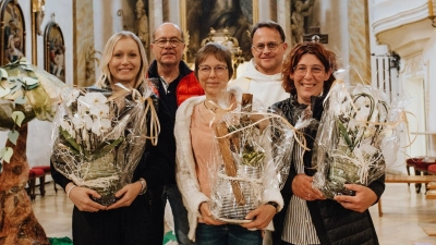 Dekan Alexander Hösl und Kirchenpfleger Werner Hanauer - hintere Reihe<br>von links: Katharina Hösl (stellv. KiTa - Leitung), Johanna Pflaum (Erzieherin), Birgit Bocka (KiTa - Leitung) (Bild: Maike Beimler)