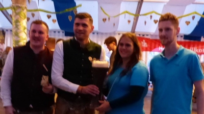 Kirwavereine Weiherhammer und Etzenricht bei der Geschenkübergabe (Bild: Hans Meißner)