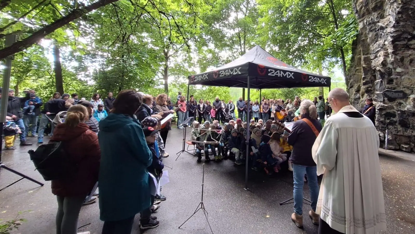 Trotz schlechtem Wetter kamen viele Familien zur Maiandacht an der Lourdes Grotte  (Bild:  Monika Demmer )