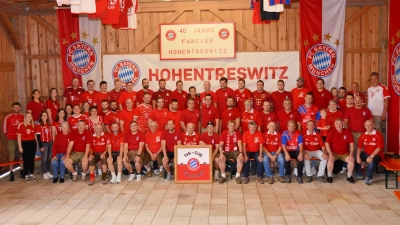 Gruppenfoto 40 Jahre FC Bayern-Fanclub Hohentreswitz. (Bild: Ludwig Wittmann)