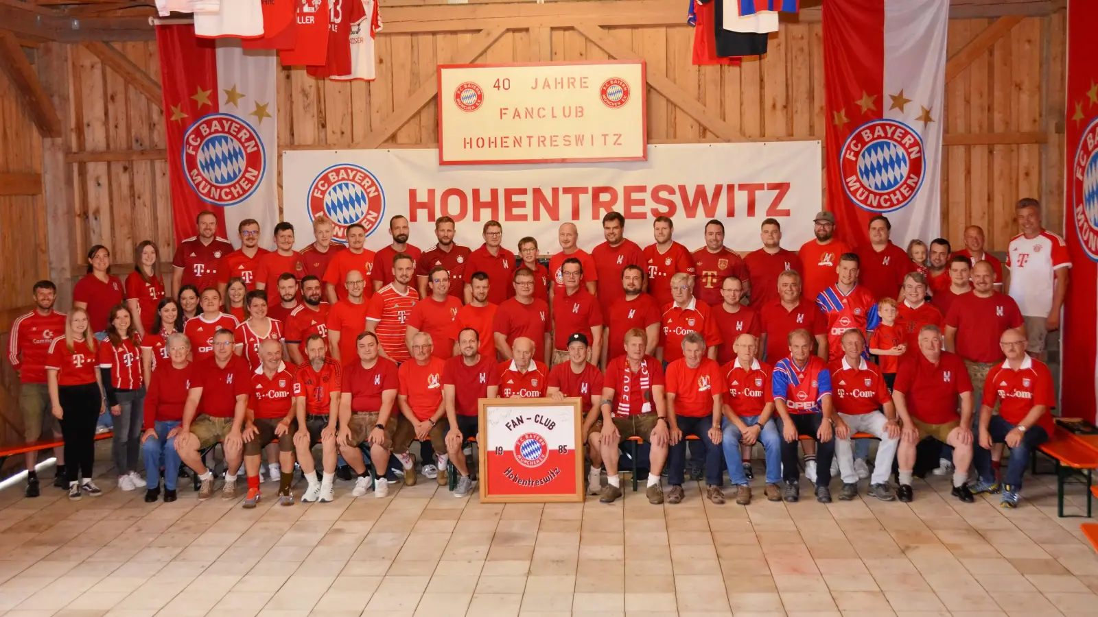 Gruppenfoto 40 Jahre FC Bayern-Fanclub Hohentreswitz. (Bild: Ludwig Wittmann)