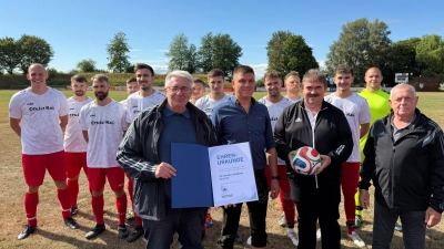 v.l. Thomas Graml, Alexander Meier, Albert Kellner, Willi Hirsch, im Hintergrund die Mannschaft (Bild: Thomas Bäuml)