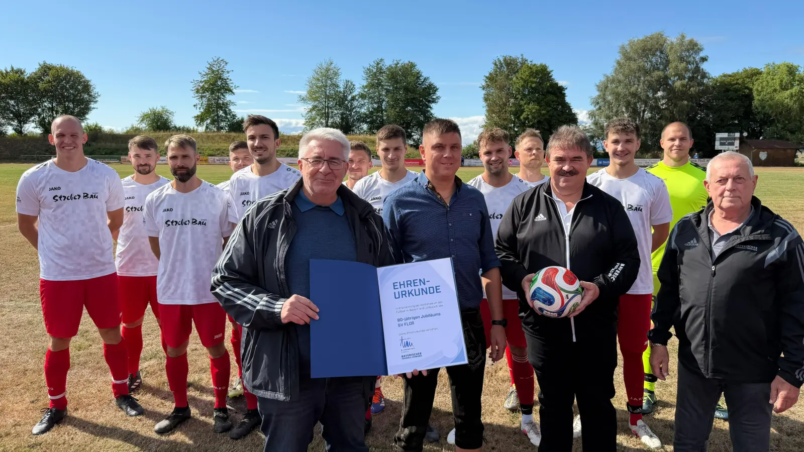 v.l. Thomas Graml, Alexander Meier, Albert Kellner, Willi Hirsch, im Hintergrund die Mannschaft (Bild: Thomas Bäuml)