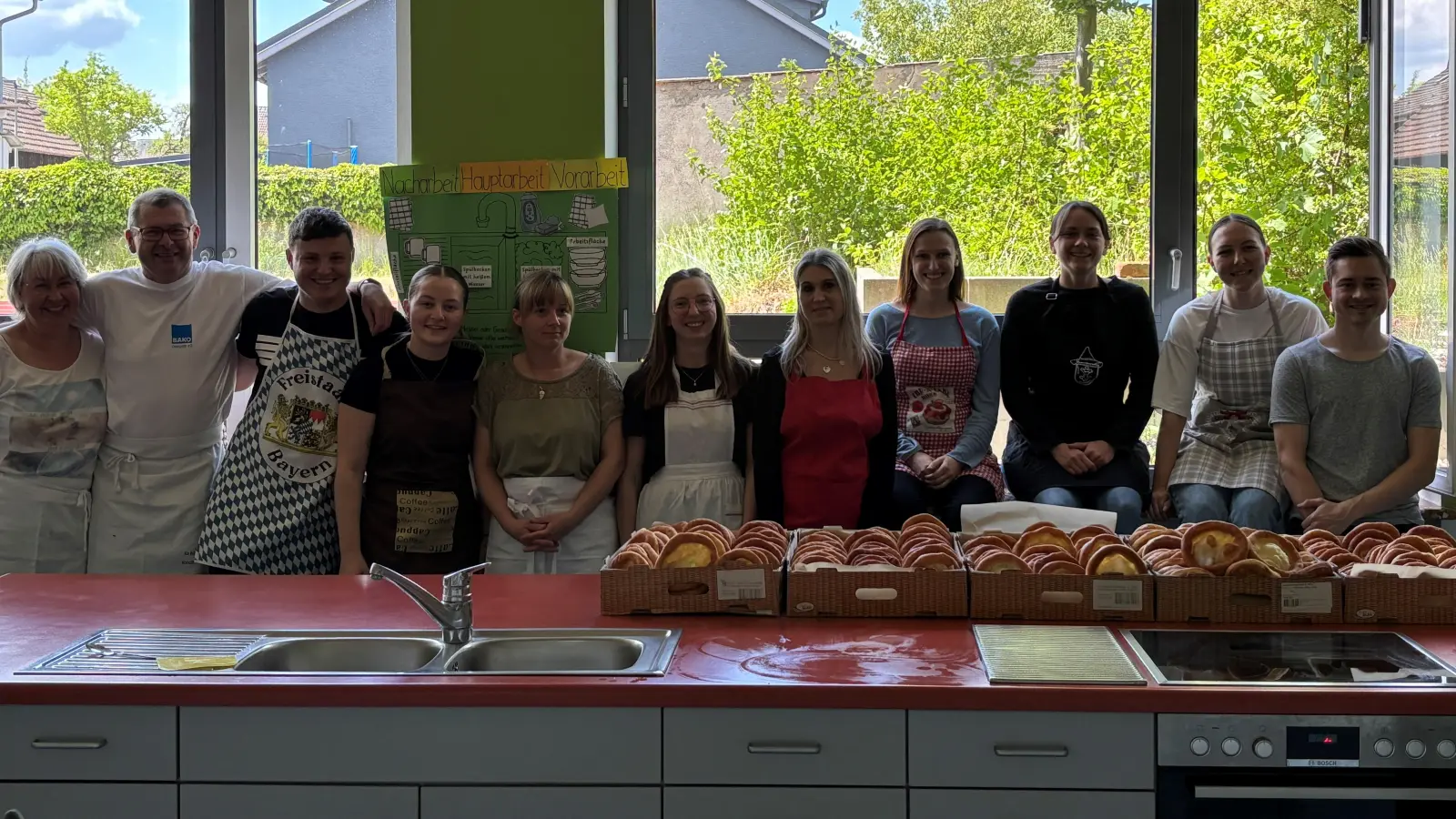 Gruppenbild Küchelbackkurs 2025 (Bild: Daniel Hutzler)