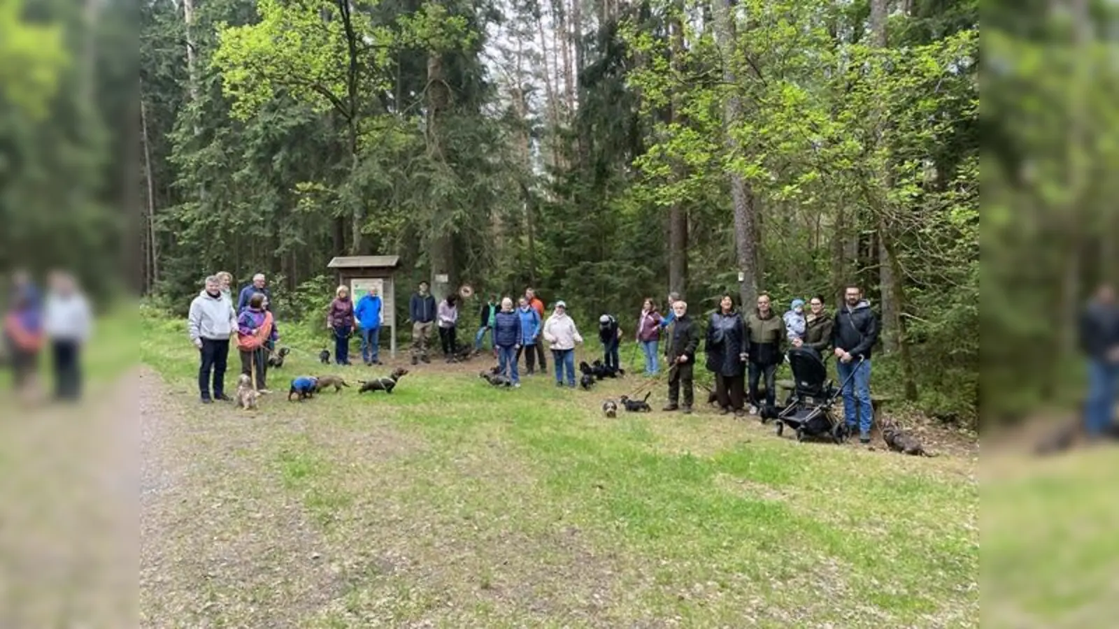 Zwei- und Vierbeiner vor dem Eingang zum Walderlebnispfad. (Bild: Kornelia Heinl)