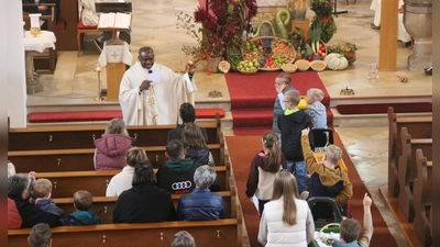 Sehr lebhaft beteiligten sich die Kinder am Predigtgespräch mit Pfarrvikar Christian Ogu vor dem von der KLJB Schlicht gestalteten Erntealtar.  (Bild: Werner Prechtl)