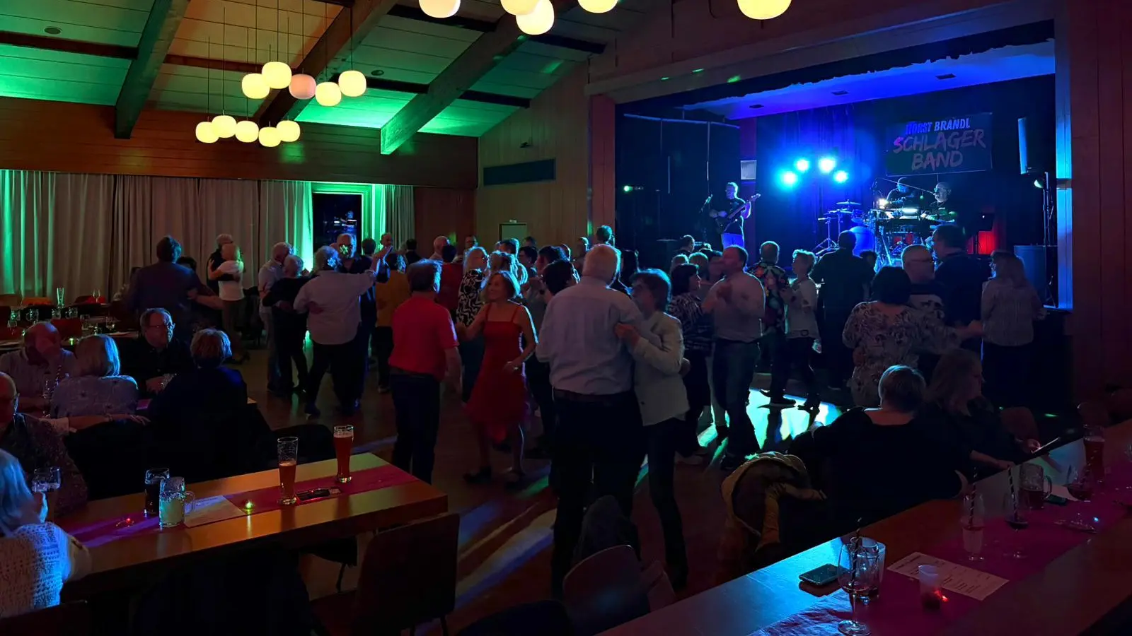 Großen Zuspruch fand am vergangenen Samstag die zweite Flosser Schlagernacht im Forum Floß. (Bild: Marcus Ettl)