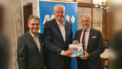 Der Bundesbankvorstand Burkhard Balz (Mitte) zu Gast beim traditionellem Karpfenessen der Mittelstandsunion. Auch Landrat Roland Grillmeier (rechts) un sein Wirtschaftsförderer Anton Kunz folgten der Einladung von MU-Kreischef Leonhard Zintl. (Bild: Roman Melzner)
