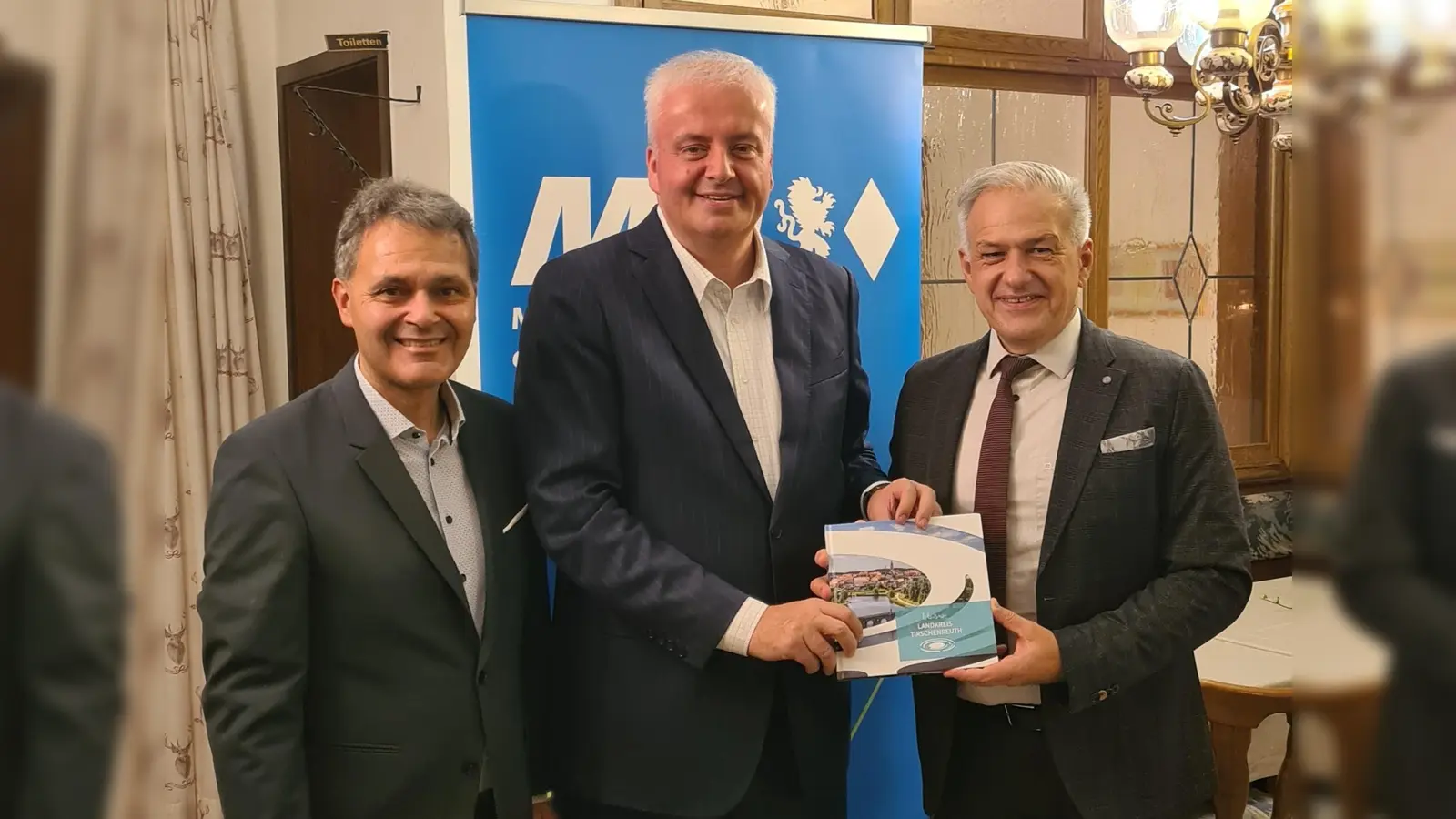 Der Bundesbankvorstand Burkhard Balz (Mitte) zu Gast beim traditionellem Karpfenessen der Mittelstandsunion. Auch Landrat Roland Grillmeier (rechts) un sein Wirtschaftsförderer Anton Kunz folgten der Einladung von MU-Kreischef Leonhard Zintl. (Bild: Roman Melzner)