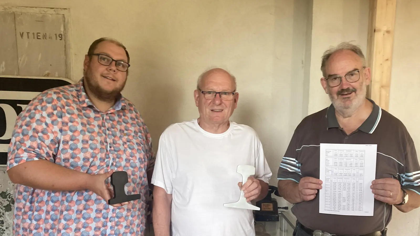 1. Vorsitzender des Förderverein Oberpfälzer Industrie- und Lokalbahnmuseum e.V. Tobias Schuminetz (links) und 1. Vorsitzender der Amberger Kaolinbahn e.V. Prof. Dr. Matthias Gruschwitz (rechts) nehmen von Alois Schober (Mitte) die neuen Ausstellungsstücke entgegen. (Bild: Manfred Nagel)