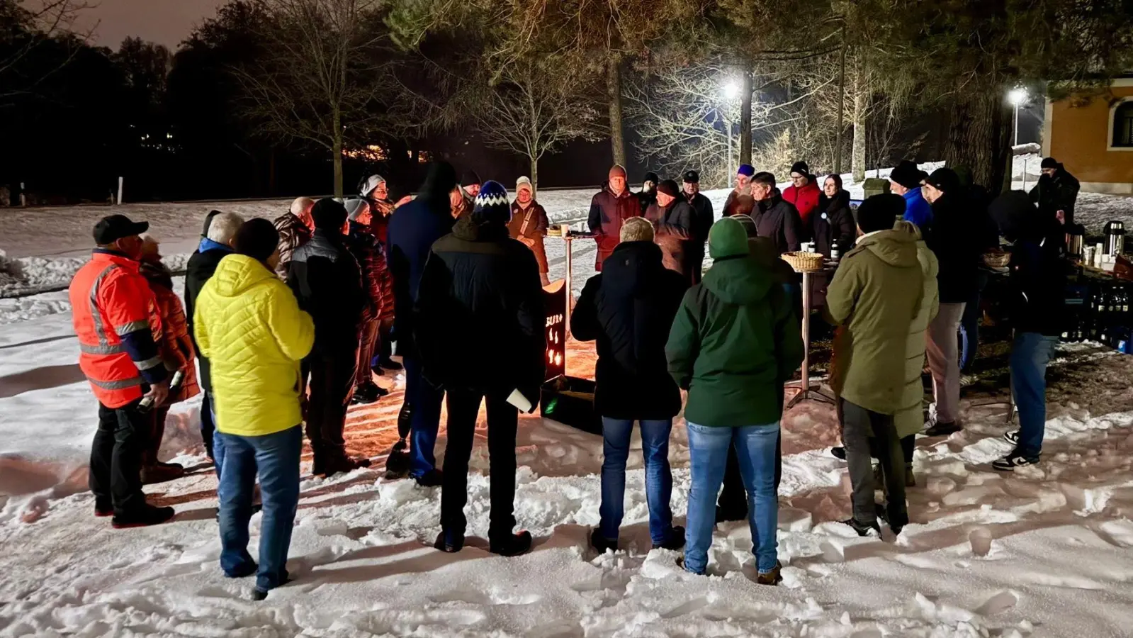 Gute Gespräche an der CSU-Feuertonne gab es bei Getränken und Brezen am Alten Kircherl an der Wolfgangsiedlung.  (Bild: Jürgen Hofmann )