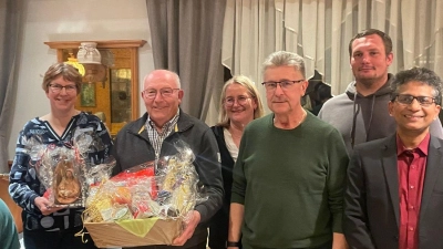 Von links nach rechts: Michaela Staufer, Albert Günthner, Silke Bächer, Wolfgang Braun, Christopher April und Herr Pfarrer Joseph. (Bild: Carolin Ernstberger)