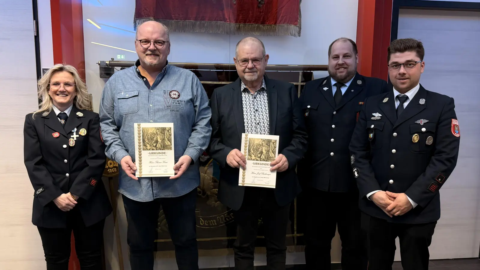 Thomas Kraus und Josef Bachmayer (2. und 3. v.links) für 25 Jahre fördernde Mitgliedschaft geehrt. (Bild: Marcus Ettl)