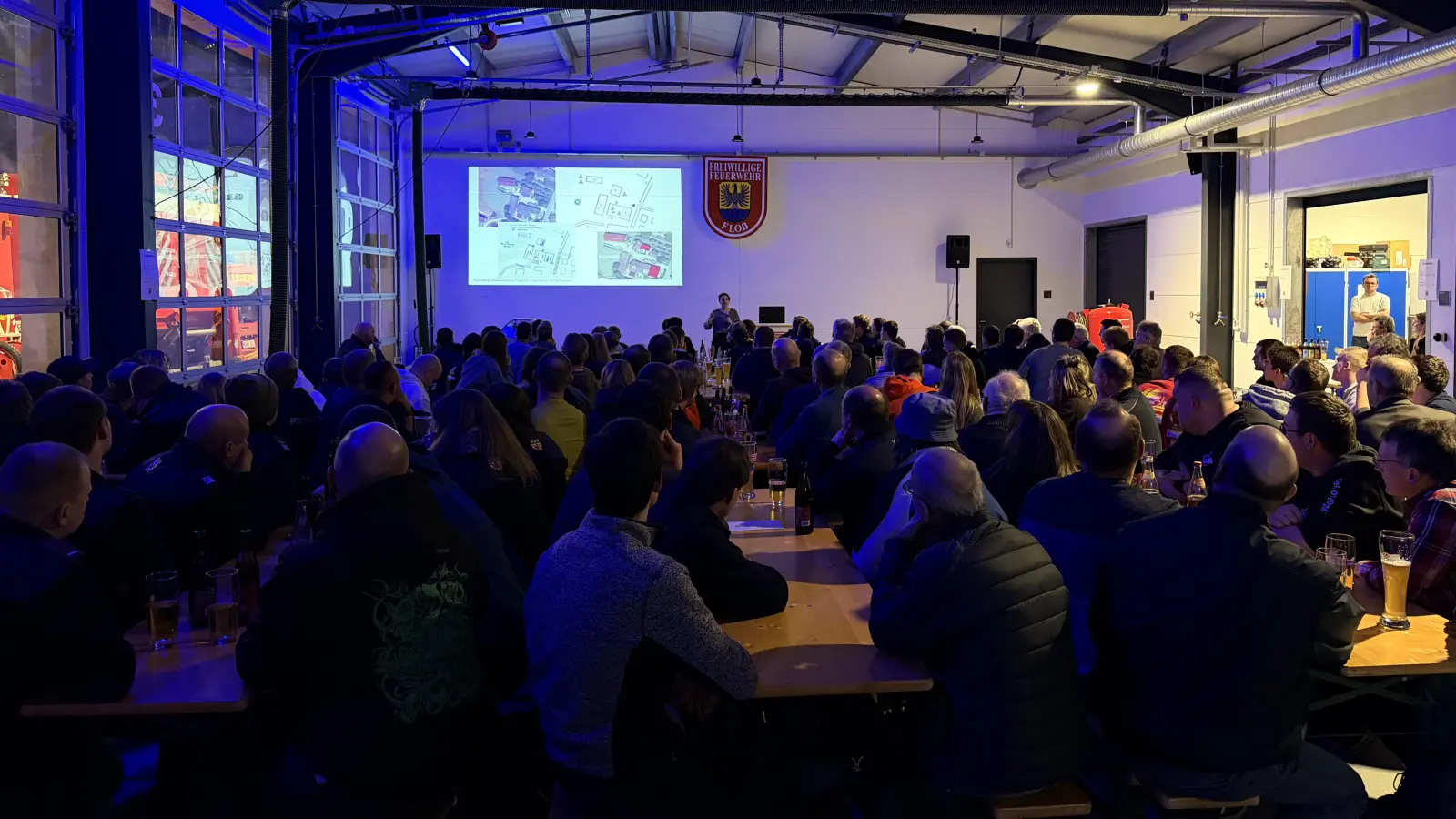 Vortrag über Tierrettung bei Stallbränden im Feuerwehrhaus Floß (Bild: Marcus Ettl)