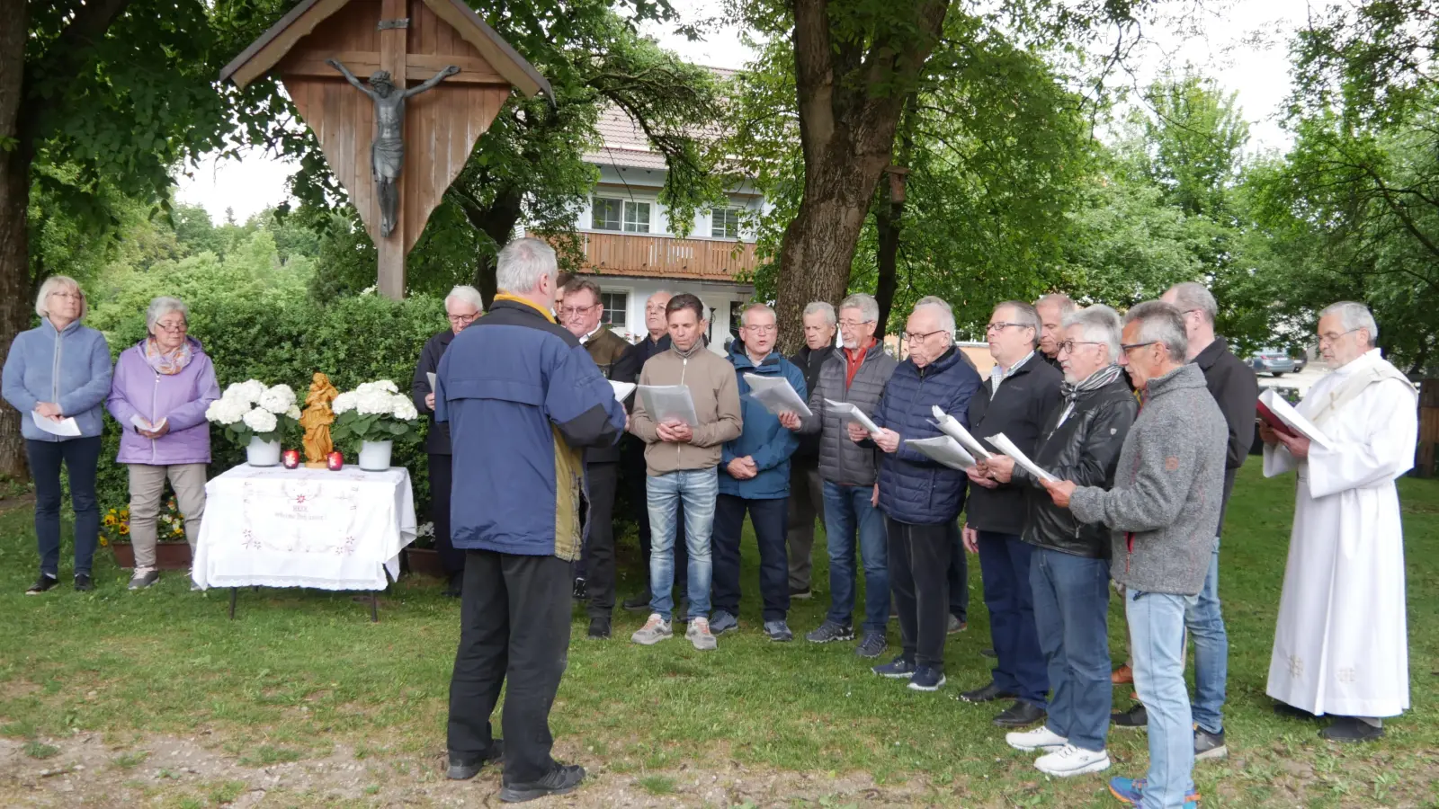 der Männergesangverein Illschwang, unter der Leitung von Clemens Lindner, übernahm die musikalische Mitgestaltung am Flurkreuz in Ödputzberg; (rechts) Diakon Georg Lindner,, selbst Sänger beim MGV, sorgte für die liturgische Gestaltung der Andacht. Monika Gleissner und Gerda Ibler (von links/ neben dem Altar) trugen für den Frauenbund die Fürbitten vor. (Bild: Norbert Weis)