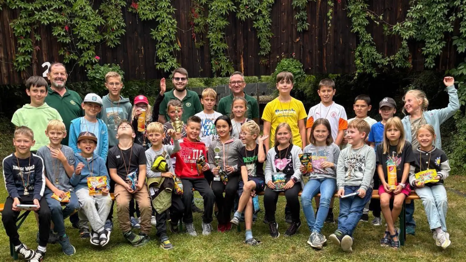 v.l. 1.SM Uli Götz mit Jugendleiter Marc Zenger und Stefan Burger sowie alle Kinder (Bild: Gerlinde Biersack)