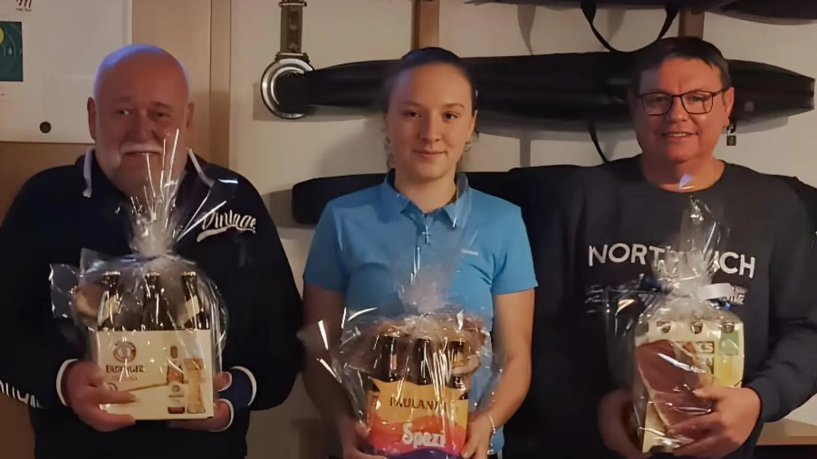 Bild von links: Manfred Kühnel (2.Platz), Miriam Suttner (1.Platz), 1. Schützenmeister Karl-Heinz Schöpf (3.Platz) (Bild: Karl-Heinz Schöpf)