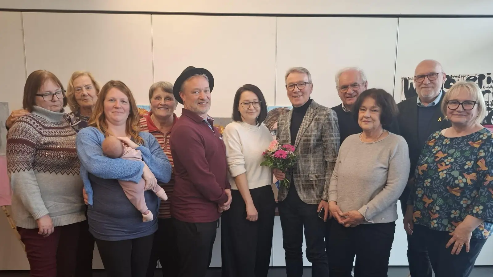 Künstlerin Svitlana Chmelnizki (Mitte) im Kreis interessierter Besucher (Bild: Ali Zant)