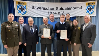 Die Soldaten- und Reservistenkameradschaft Freihung zeichnete US-Pressesprecher Franz Zeilmann mit der Goldenen Verdienstnadel und Stabsfeldwebel Jürgen Pröm für 25-jährige Mitgliedschaft im Bayerischen Soldatenbund 1874 e.V. (Im Bild v.l.n.r.) LtCol Nick Gauvin, OTL d.R. Norbert Bücherl, BSB-Bezirksvorsitzender Horst Embacher, US-Pressesprecher Franz Zeilmann, Bürgermeister Uwe König, Stabsfeldwebel Jürgen Pröm, Kompaniefeldwebel First Sergeant Justin Kassam, Captain Amelia Appell (beide 702. EOD), OTL d.R. Werner Gebhard. (Bild: Heinz-Peter Ertl)