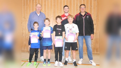 Sieger der Jungen von 9 bis 10 Jahren mit David Wellnhofer (Vierter von links) und den Turnierleitern (hinten von links) Wolfgang Scharnagel, Nico Troglauer und Michael Eckl. (Bild: Michael Eckl)