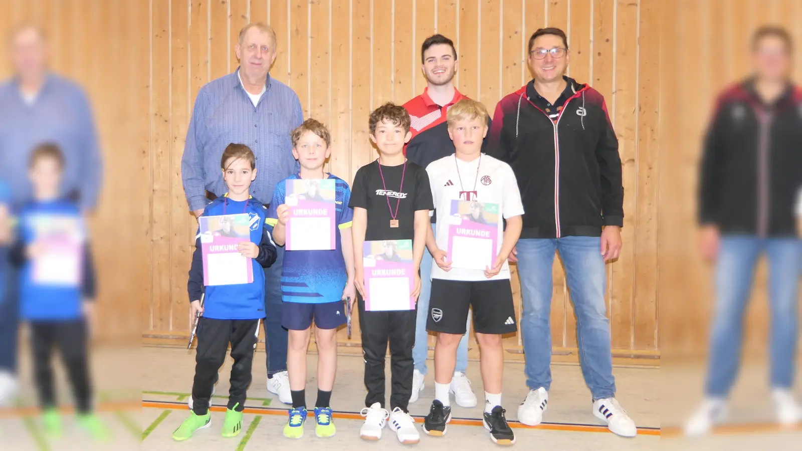 Sieger der Jungen von 9 bis 10 Jahren mit David Wellnhofer (Vierter von links) und den Turnierleitern (hinten von links) Wolfgang Scharnagel, Nico Troglauer und Michael Eckl. (Bild: Michael Eckl)