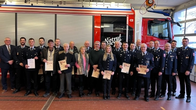 Die Geehrten und Beförderten der Feuerwehr Pfreimd mit (v. l.) 1. Bürgermeister Richard Tischler und Vorsitzendem Florian Fröhler sowie (v. r.) Vorsitzendem Stefan Meißner, stellvertretendem Kommandanten Philipp Auer, KBM Günter Ponnath und 1. Kommandant Hannes Menzl.  (Bild: Bernhard Beierlein)