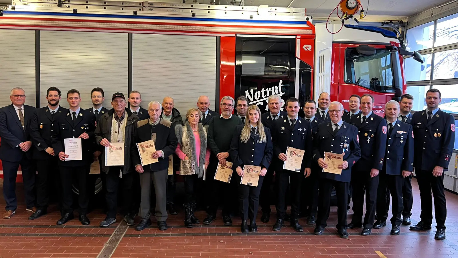 Die Geehrten und Beförderten der Feuerwehr Pfreimd mit (v. l.) 1. Bürgermeister Richard Tischler und Vorsitzendem Florian Fröhler sowie (v. r.) Vorsitzendem Stefan Meißner, stellvertretendem Kommandanten Philipp Auer, KBM Günter Ponnath und 1. Kommandant Hannes Menzl.  (Bild: Bernhard Beierlein)