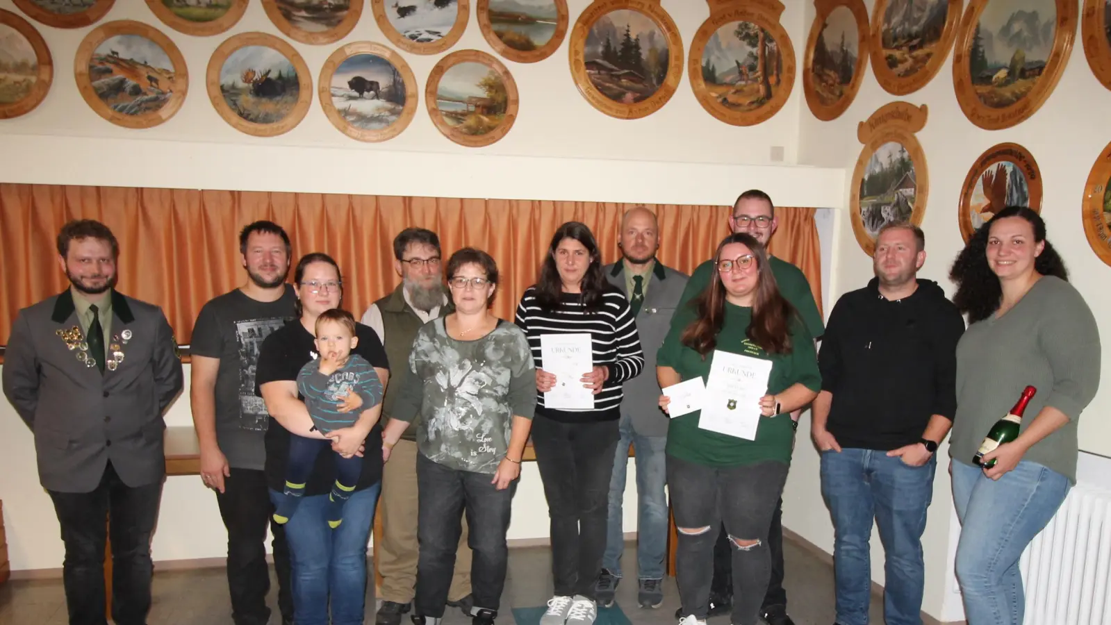 Erfolgreichste Schützen beim Preißacher Er-und-Sie-Schießen waren Verena Hey und Florian Kopp (Dritter und Vierte von rechts). (Bild: Bernhard Piegsa)