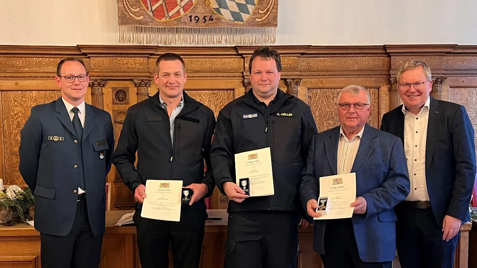 Die drei anwesenden Geehrten gemeinsam mit Christoph Hollweck (Ortsbeauftragter THW-Dienststelle Amberg/1. von links) und dem ehemaligen OB Michael Cerny (1. von rechts) im Rahmen der Feierstunde im Kleinen Rathaussaal. (Bild: Simon Hauck)