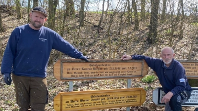 Helmut und Heiko Glaser bei der Montage des Totenbretts. (Bild: Nina Glaser)