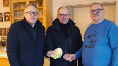 Eine stolze Spendensumme von 4.000 Euro übergaben Georg Fütterer (links) und Armin Schinner (rechts) vom KEM Verband an Bürgermeister Roman Schäffler.  (Bild: Carolin Böckl)