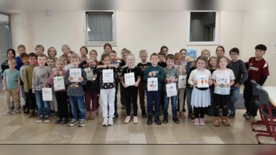 Lesefreude zum Schulstart: Stolz überreichten die Zweitklässler der Grundschule Pressath den Schulanfängern ihre liebevoll gestalteten Lesetüten. Gemeinsam mit Frau Marianne Weiß von der Buchhandlung Bodner freuten sich die Kinder über die gelungene Aktion. (Bild: Birgit Schraml)