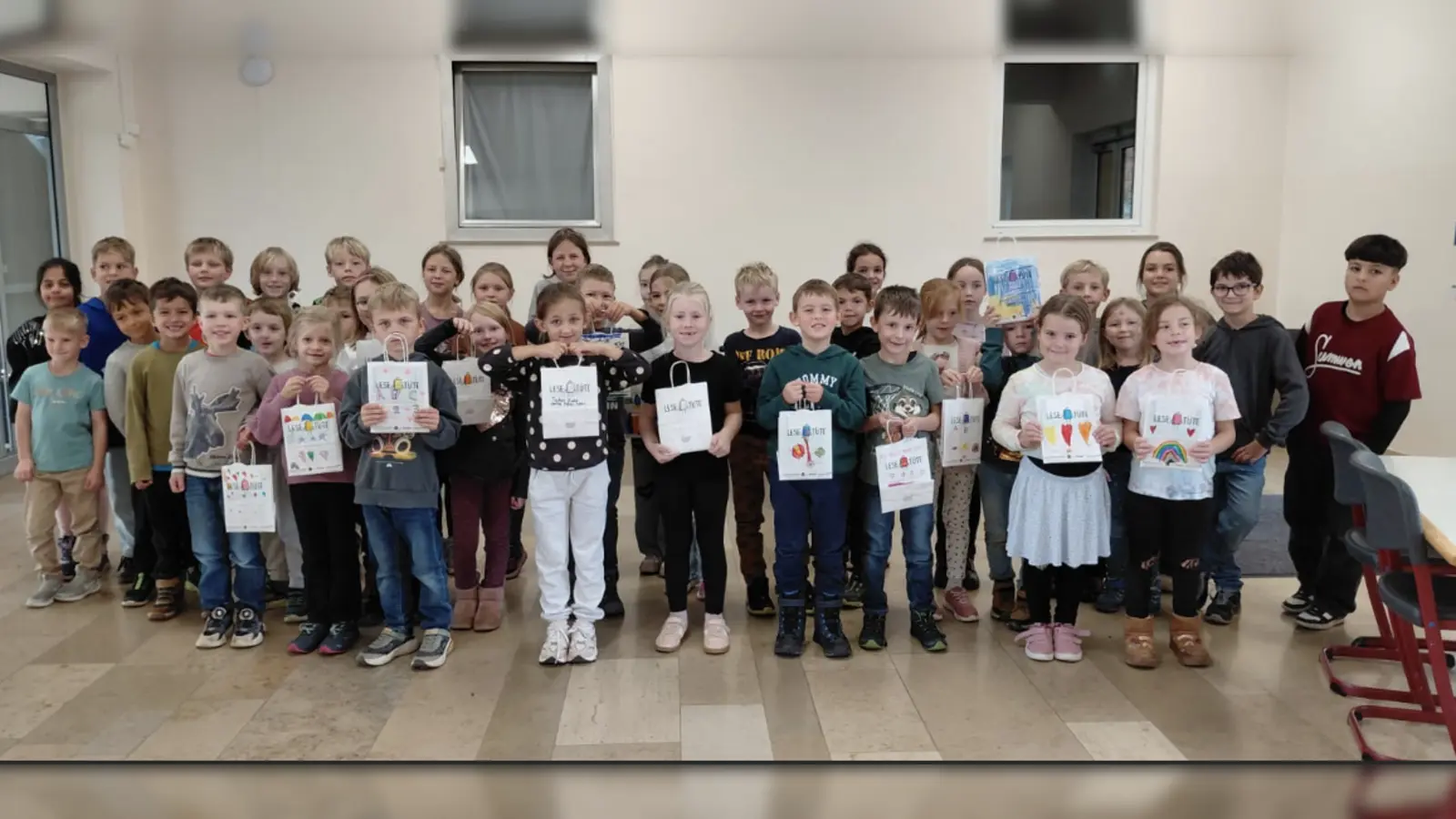 Lesefreude zum Schulstart: Stolz überreichten die Zweitklässler der Grundschule Pressath den Schulanfängern ihre liebevoll gestalteten Lesetüten. Gemeinsam mit Frau Marianne Weiß von der Buchhandlung Bodner freuten sich die Kinder über die gelungene Aktion. (Bild: Birgit Schraml)