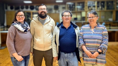Der 1.Schützenmeister von Eichenlaub Sorghof Alfred Forster (3. v. links) gratulierte den Gewinnern (v. links) Rebecca Berger-Voigt, Michael Nutz (in Vertretung für seinen Bruder Jakob) und Brunhilde Unterburger die als Erste aus dem großen Angebot von Gutscheinen und Sachpreisen auswählen konnten.  (Bild: Anton Fenk)