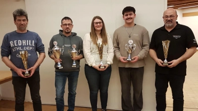 Im Bild von links: Manfred Bayer, Torsten Hilpert, mit den Mannschaftspokalen, Laura Sollfrank, Tobias Bayer und Thomas Fröhlich (Bild: Gabi Fröhlich )
