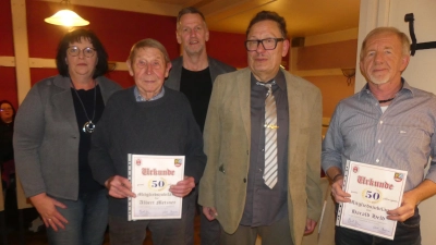 Harald Drobig (Mitte), 2. Vorsitzende Christine Held und Geschäftsführer Thomas Riedl gratulierten Harald Held und Albert Metzner zum Mitgliedsjubiläum „50”. (Bild: Walther Hermann)