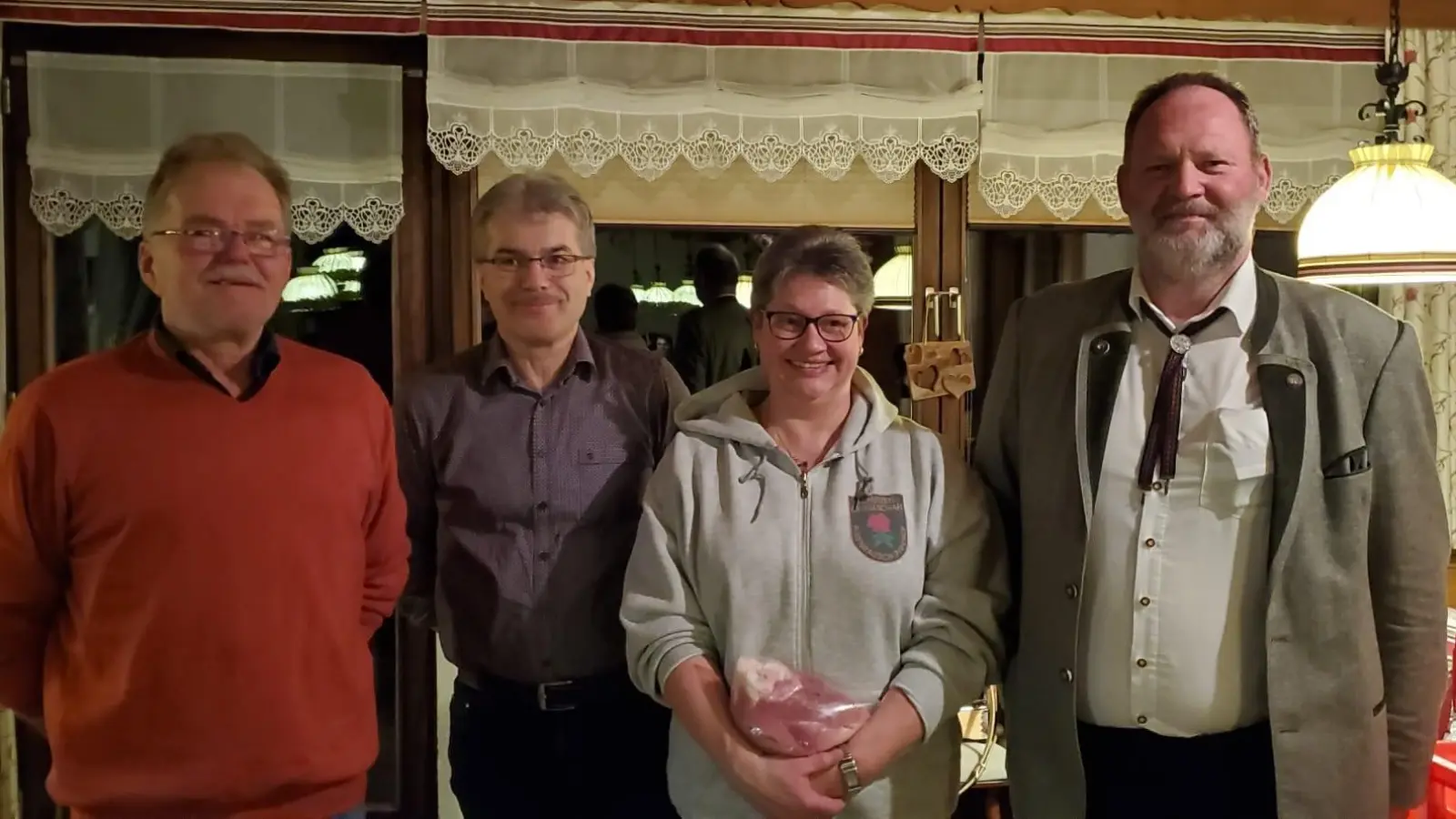 Preisträger beim Sauschießen: Josef Häusler, Alfred Müller, Christine Nesner und Jürgen Leibl (von links).  (Bild: Michael Schaller)