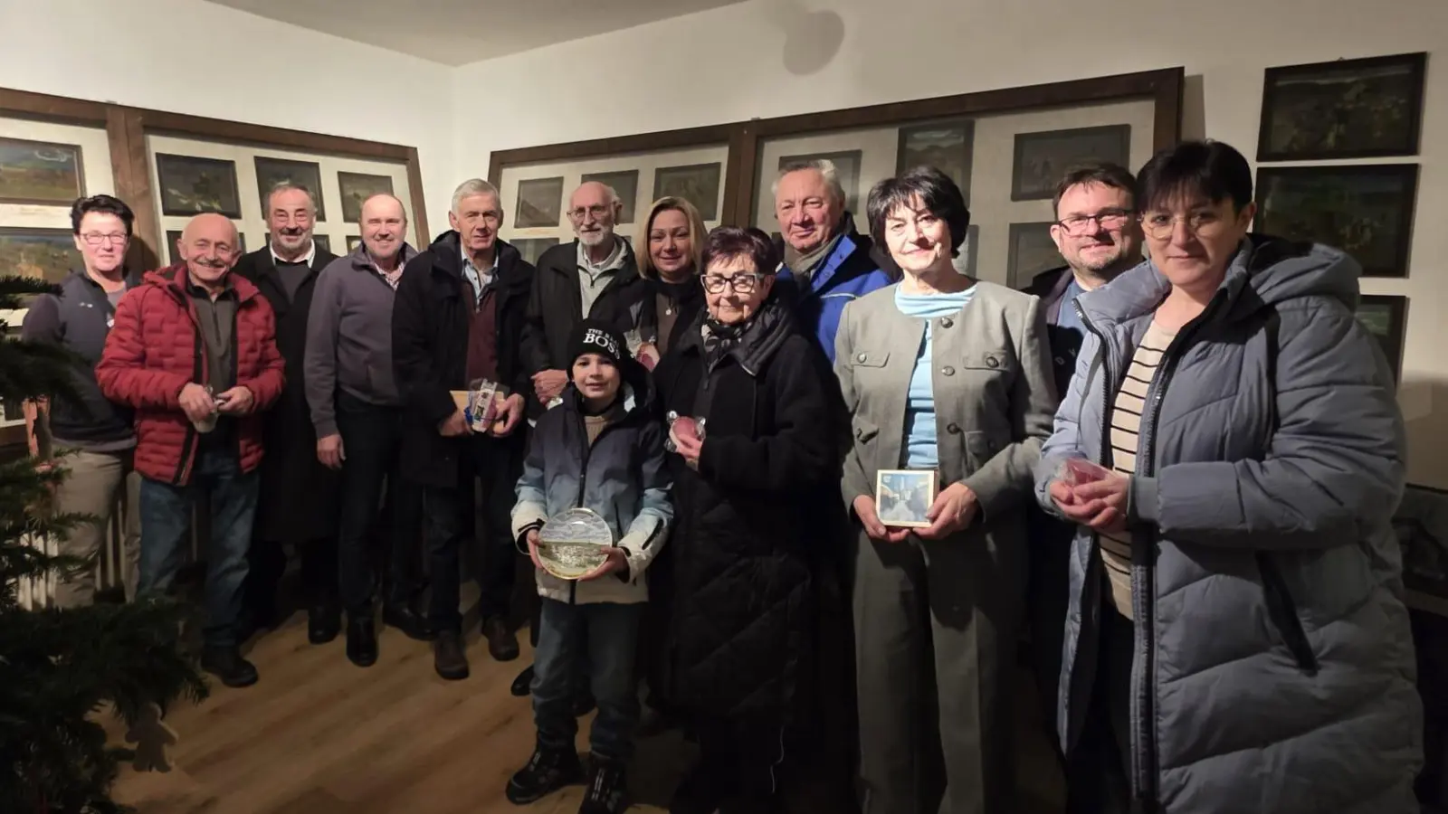 Die Gewinner des Weihnachtspreisrätsels mit Bürgermeister Josef Beimler. (Bild: Petra Reil)