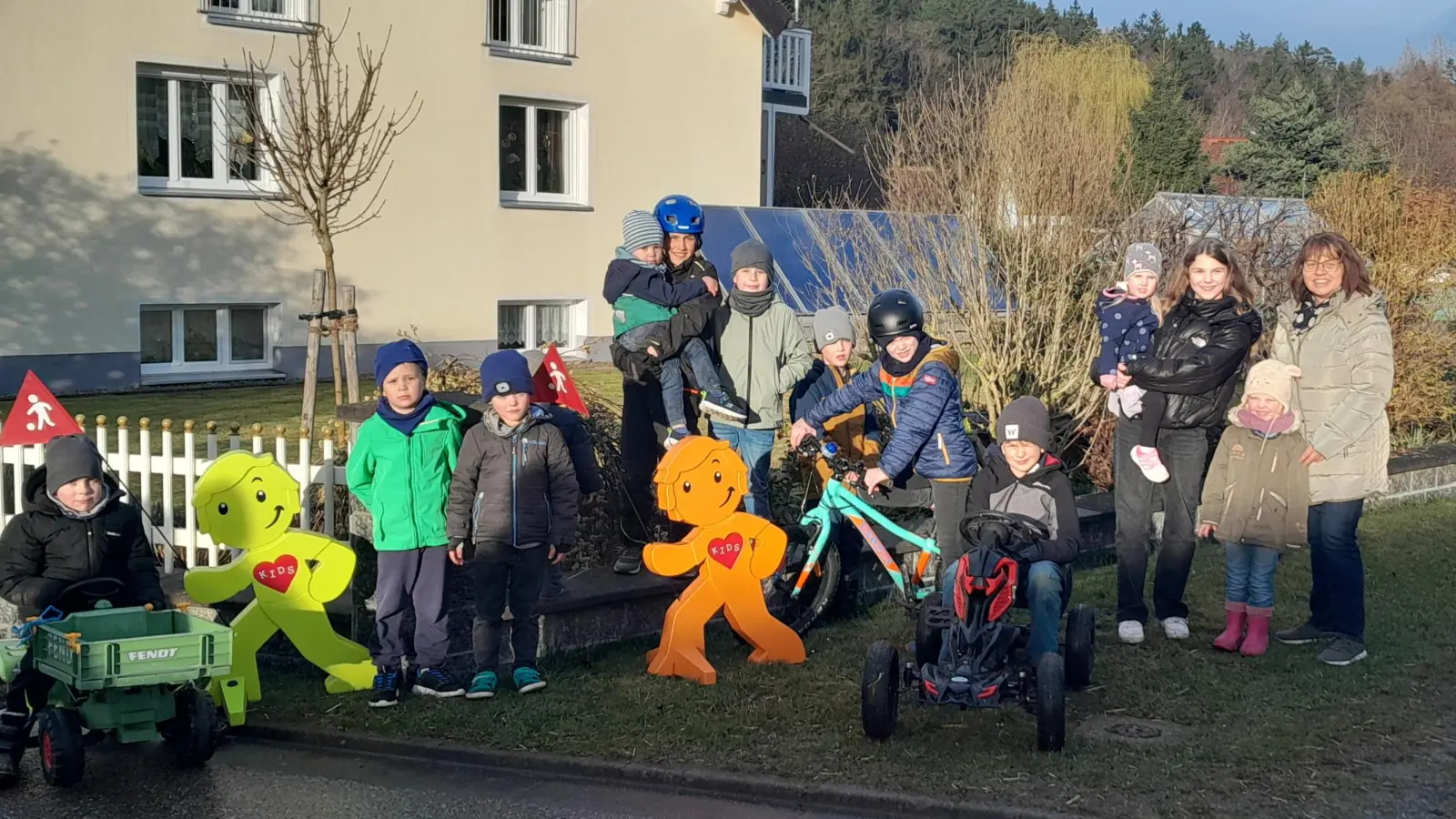 Sabine Friedl, Vorsitzende der KLB, bei der Übergabe der Street Buddys an die Schwarzenbacher Kinder. (Bild: Sabine Friedl)