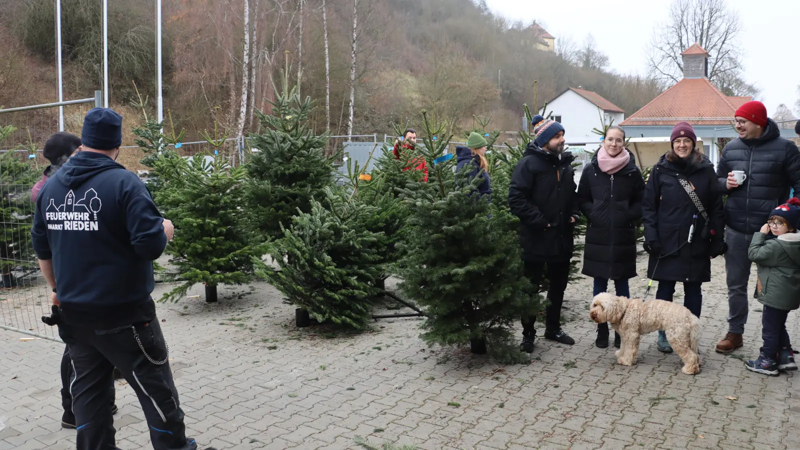 Auf dem Areal der Feuerwehr Rieden fand am zweiten Adventswochenende der Christbaumverkauf statt. (Bild: Michael Rabenhofer)